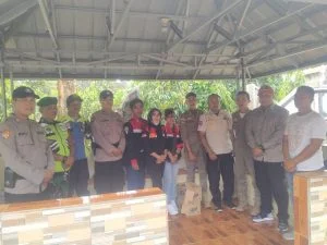 Purwakarta, bramastanews.com – Sebagai bentuk toleransi kehidupan umat beragama di Indonesia yang berlandaskan Bhineka Tunggal Ika dan mengedepankan Asas Pancasila, Organisasi kemasyarakatan (ORMAS) Gerakan Masyarakat Purwakarta Bersatu (GMPB) Kabupaten Purwakarta melakukan giat pengamanan dalam rangka memperingati hari natal bagi umat Nasrani, minggu,(25/12/2022). Saat mengemukakan tanggapannya Ketua Umum (ketum) GMPB yang biasa di sebut kang Andi, menyatakan ; "Dalam ideologi Ormas GMPB yang pancasilais, Bhineka tunggal ika dan patuh terhadap UUD 1945, maka sebagai organisasi yang bertoleransi tidak memandang perberbedaan Agama, Suku dan Ras untuk keutuhan dan kerukunan umat beragama". "Saya, Andi Selaku Ketua Umum Ormas GMPB, mengintruksikan kepada Para pejuang GMPB agar turut Serta dalam Pam sosial Menjaga Beberapa Gereja untuk terjalinya hikmatnya peribadatan Hari Natal yang di selenggarakan pada tanggal 25 Desember 2022 Pukul 08:00 wib Sampai dengan selesai ” Ucapnya. 

Masih menurut Andi Gerakan ini mengingatkan kepada pejuang GMPB untuk terus memantau keutuhan dan Kerukunan beragama sesuai dasar Negara, Karna GMPB punya dasar PANJI PRINSIP ORGANISASI yaitu berjuang, beragama, berbudaya, berintegritas dan bersatu, dalam lima panji ini dasar untuk berorganisasi yang mandiri dan dewasa dalam melaksanakan tugas nya. 

Melalui nilai toleransi dan kerukunan diharapkan juga selalu mempererat dan membangun tali persaudaraan sesama anak bangsa kegiatan ini menjadi kegiatan positif dan menjadi kegiatan rutin di lakukan setiap tahunnya.

