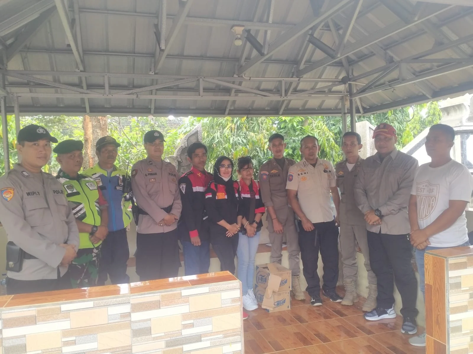 Purwakarta, bramastanews.com – Sebagai bentuk toleransi kehidupan umat beragama di Indonesia yang berlandaskan Bhineka Tunggal Ika dan mengedepankan Asas Pancasila, Organisasi kemasyarakatan (ORMAS) Gerakan Masyarakat Purwakarta Bersatu (GMPB) Kabupaten Purwakarta melakukan giat pengamanan dalam rangka memperingati hari natal bagi umat Nasrani, minggu,(25/12/2022). Saat mengemukakan tanggapannya Ketua Umum (ketum) GMPB yang biasa di sebut kang Andi, menyatakan ; "Dalam ideologi Ormas GMPB yang pancasilais, Bhineka tunggal ika dan patuh terhadap UUD 1945, maka sebagai organisasi yang bertoleransi tidak memandang perberbedaan Agama, Suku dan Ras untuk keutuhan dan kerukunan umat beragama". "Saya, Andi Selaku Ketua Umum Ormas GMPB, mengintruksikan kepada Para pejuang GMPB agar turut Serta dalam Pam sosial Menjaga Beberapa Gereja untuk terjalinya hikmatnya peribadatan Hari Natal yang di selenggarakan pada tanggal 25 Desember 2022 Pukul 08:00 wib Sampai dengan selesai ” Ucapnya. Masih menurut Andi Gerakan ini mengingatkan kepada pejuang GMPB untuk terus memantau keutuhan dan Kerukunan beragama sesuai dasar Negara, Karna GMPB punya dasar PANJI PRINSIP ORGANISASI yaitu berjuang, beragama, berbudaya, berintegritas dan bersatu, dalam lima panji ini dasar untuk berorganisasi yang mandiri dan dewasa dalam melaksan tugas nya. Melalui nilai toleransi dan kerukunan diharapkan juga selalu mempererat dan membangun tali persaudaraan sesama anak bangsa kegiatan ini menjadi kegiatan positif dan menjadi kegiatan rutin di lakukan setiap tahunnya.