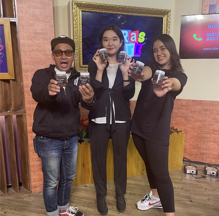 Owner Fitjar, dr. Jessica Yulianti (tengah), tampil di Teras Sore, acara dari Elshinta TV.