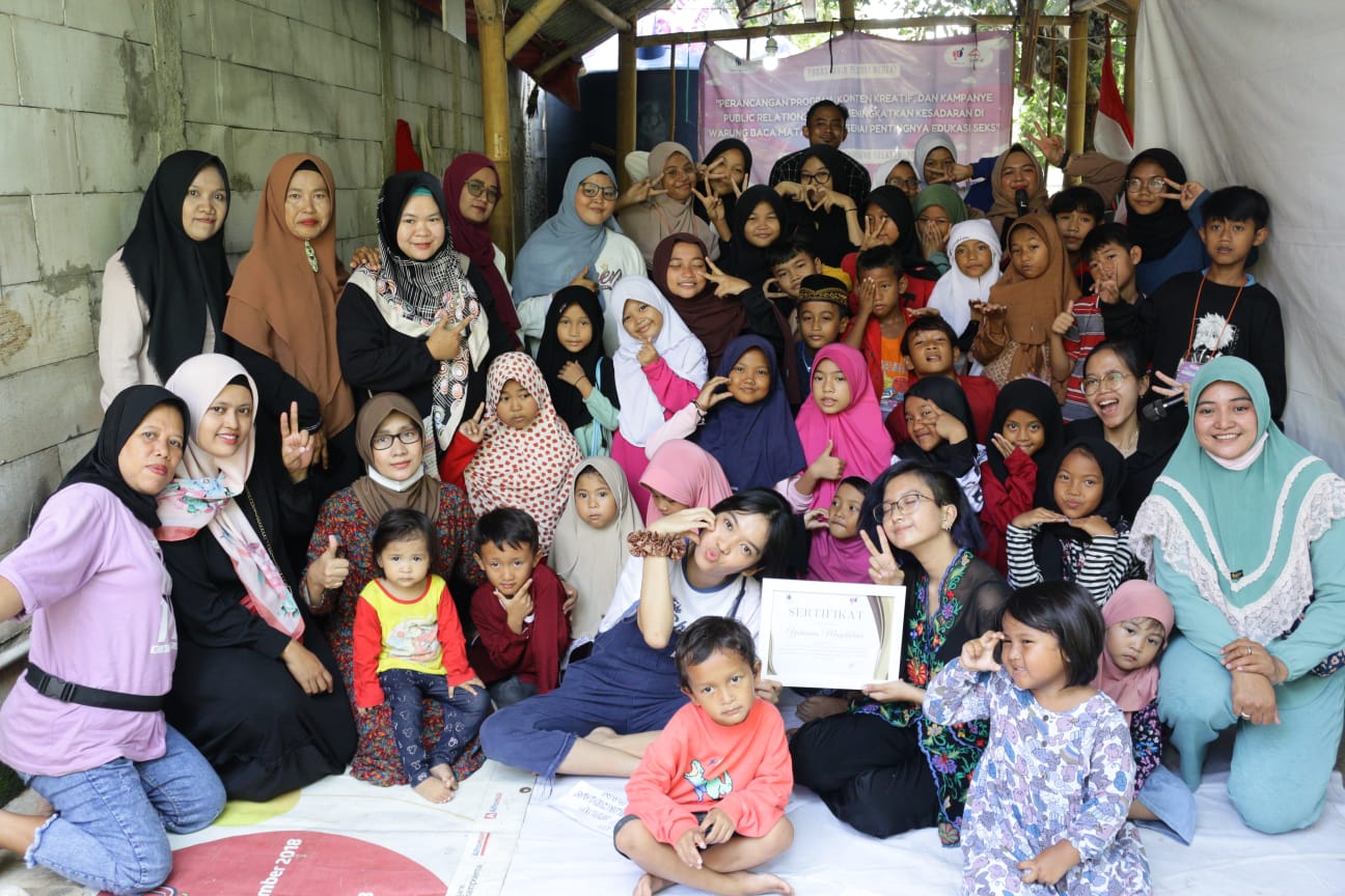 Orang tua, volunteer dan anak-anak WBMA berfoto bersama dengan tim Prafekho dan HopeHelps UI