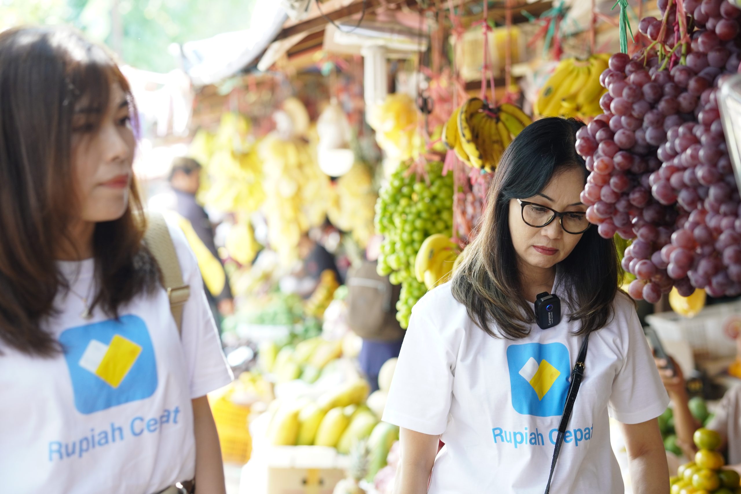 Direktur RupiahCepat Anna Maria Chosani turut dalam proses belanja kebutuhan pokok untuk anggota Yayasan Kanker Anak Indonesia Pita Kuning