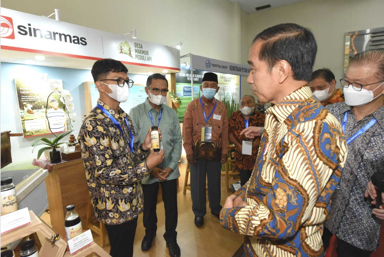 Presiden Joko Widodo mengapresiasi sejumlah perusahaan yang memasukkan UMKM ke dalam rantai pasoknya, termasuk juga perusahaan yang melakukan pembinaan dan pelatihan agar pelaku UMKM dapat naik kelas.