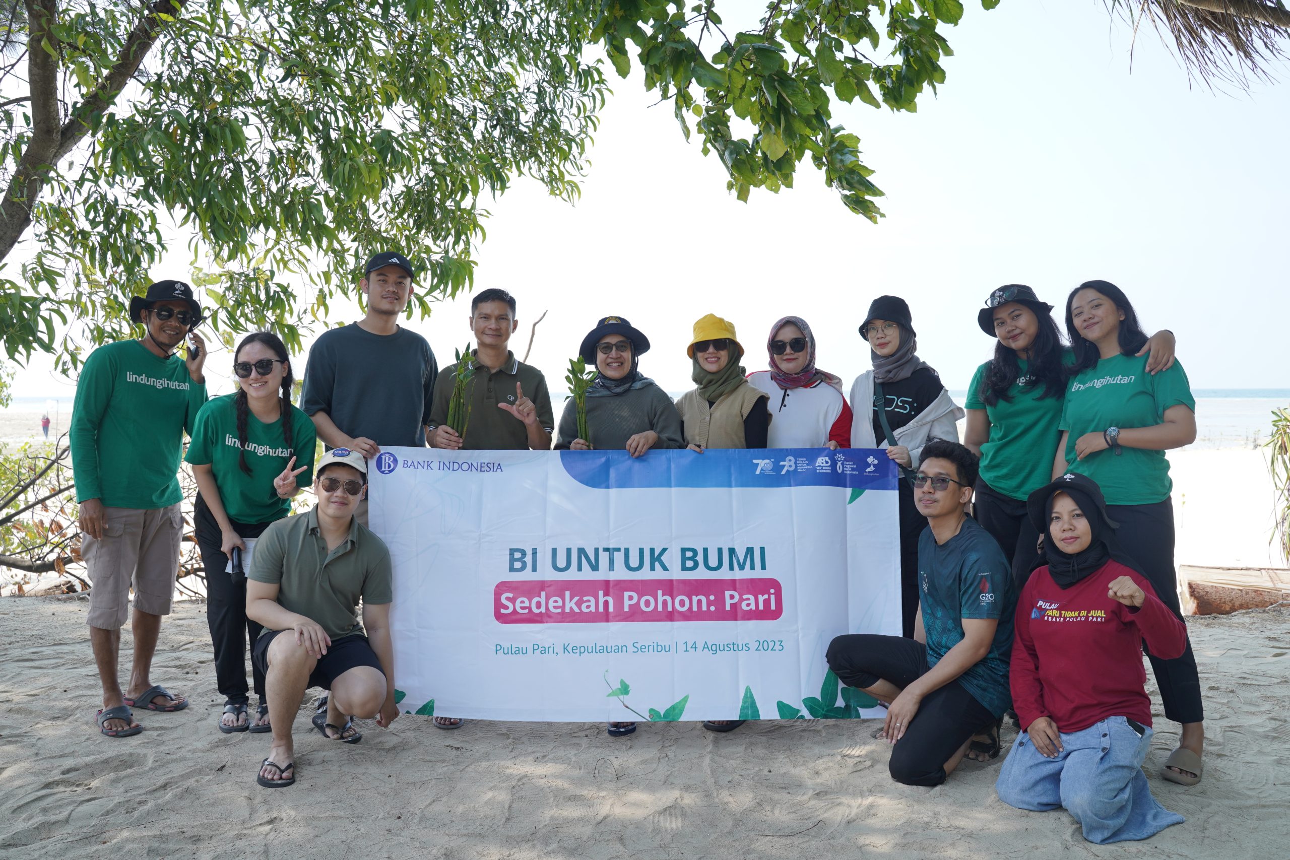 Ceremony Penanaman oleh Perwakilan Bank Indonesia, LindungiHutan dan Perwakilan Petani dari Forum Peduli Pari