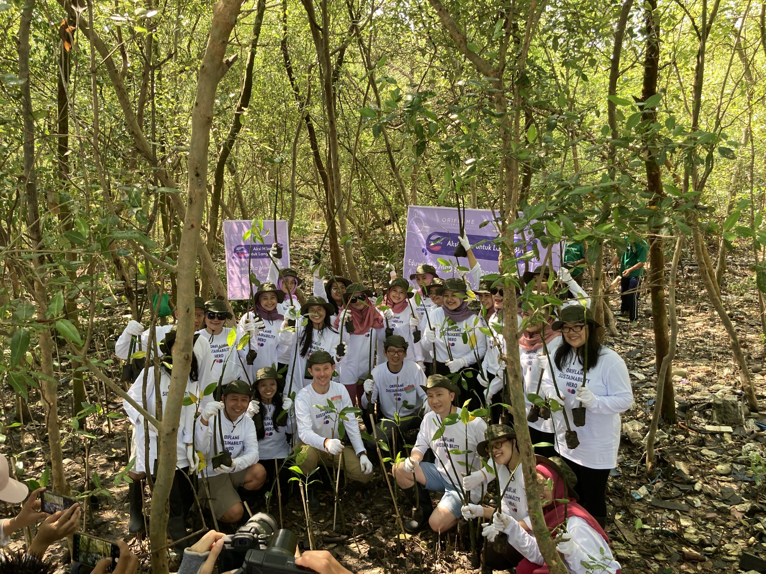 Ceremony Penanaman 1.000 Mangrove di Pesisir Untia, Makassar.