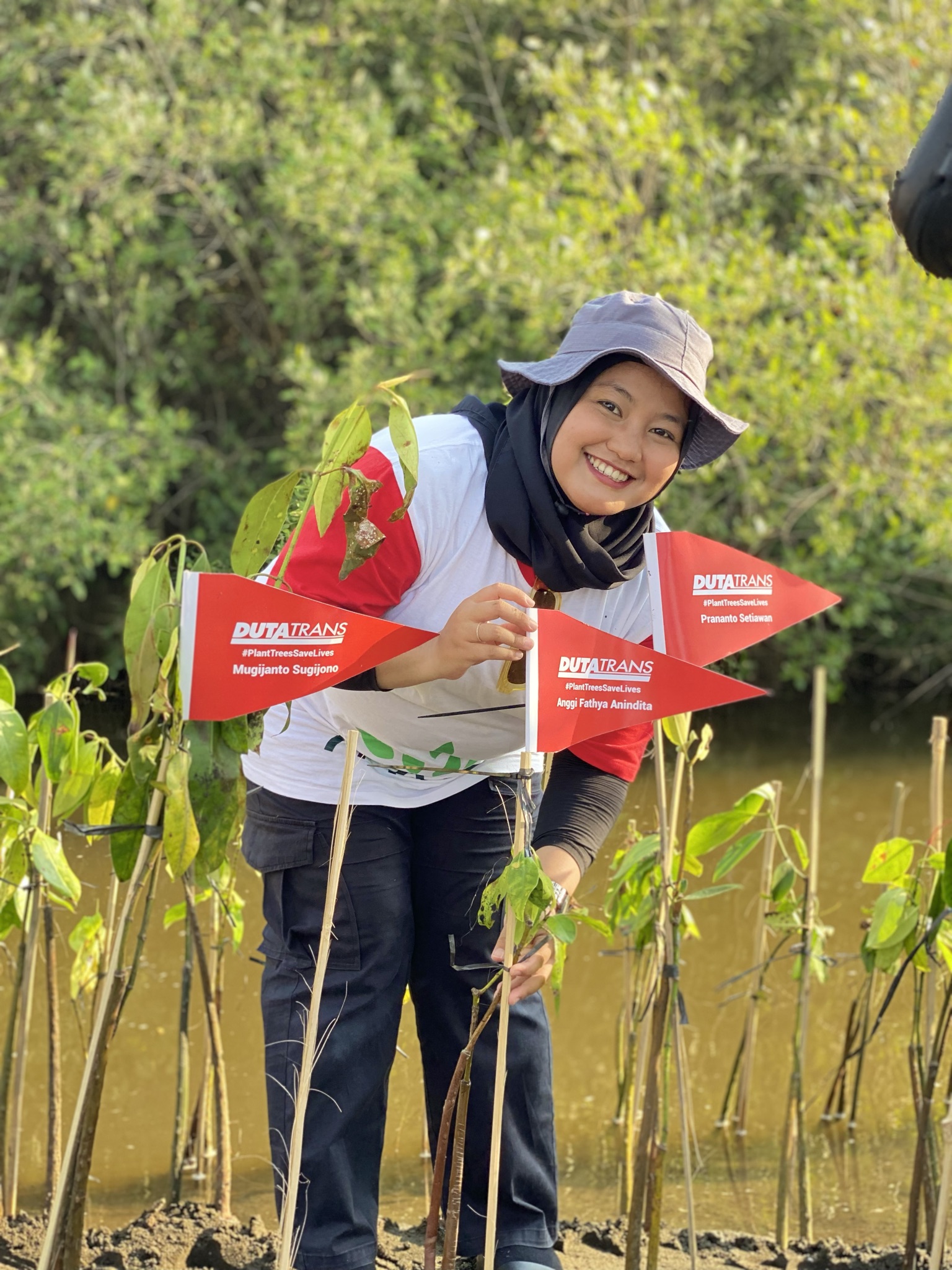 Perserta penanaman memegang label nama yang berisikan nama setiap partisipan penanaman