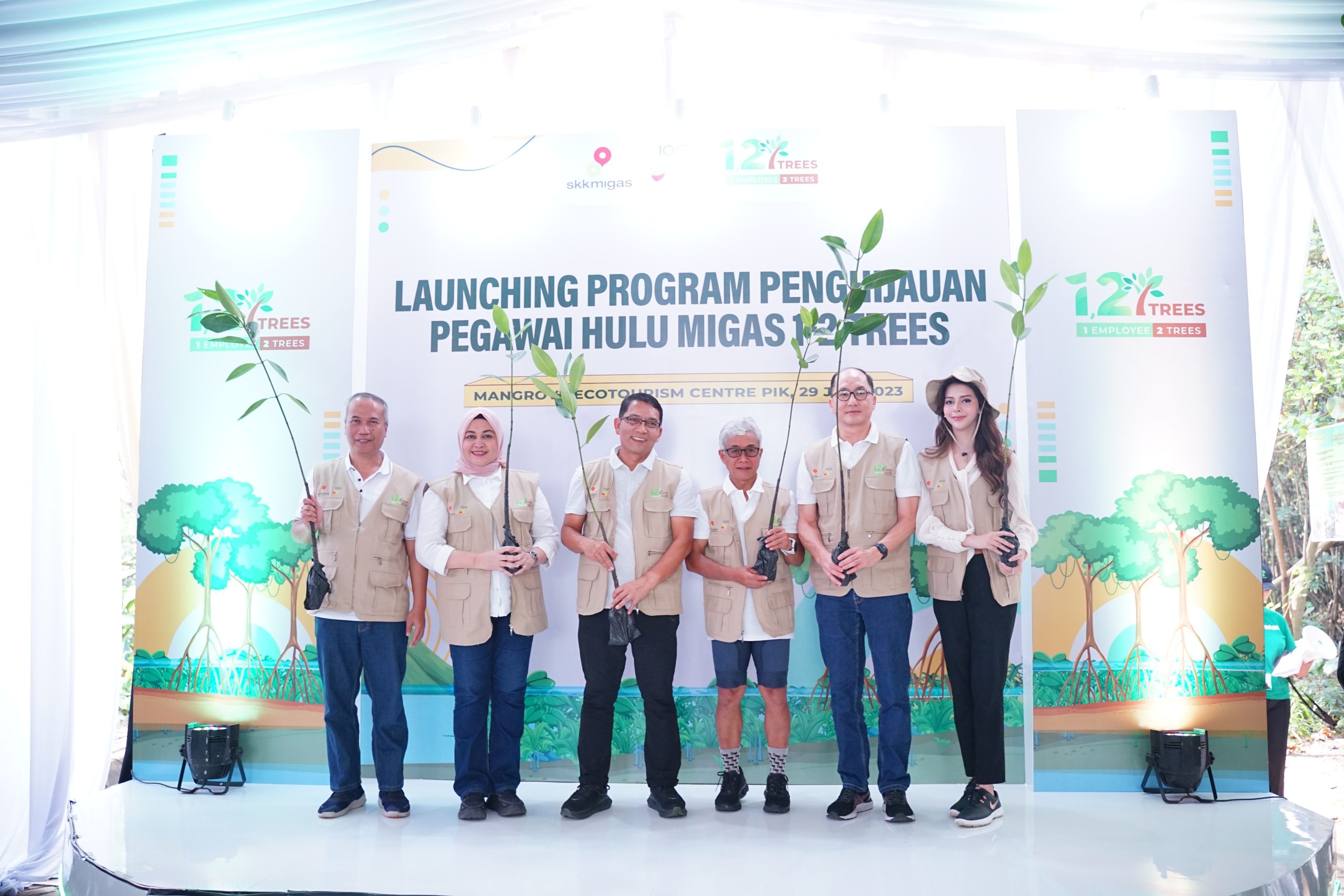 (kiri ke kanan) Perwakilan Walikota Jakarta Utara, Dirjen Pengelolaan Daerah Aliran Sungai dan Rehabilitasi Hutan, Sekjen Kementerian ESDM, Kepala SKK Migas, Perwakilan Medco E&P, Putri Indonesia Lingkungan 2022