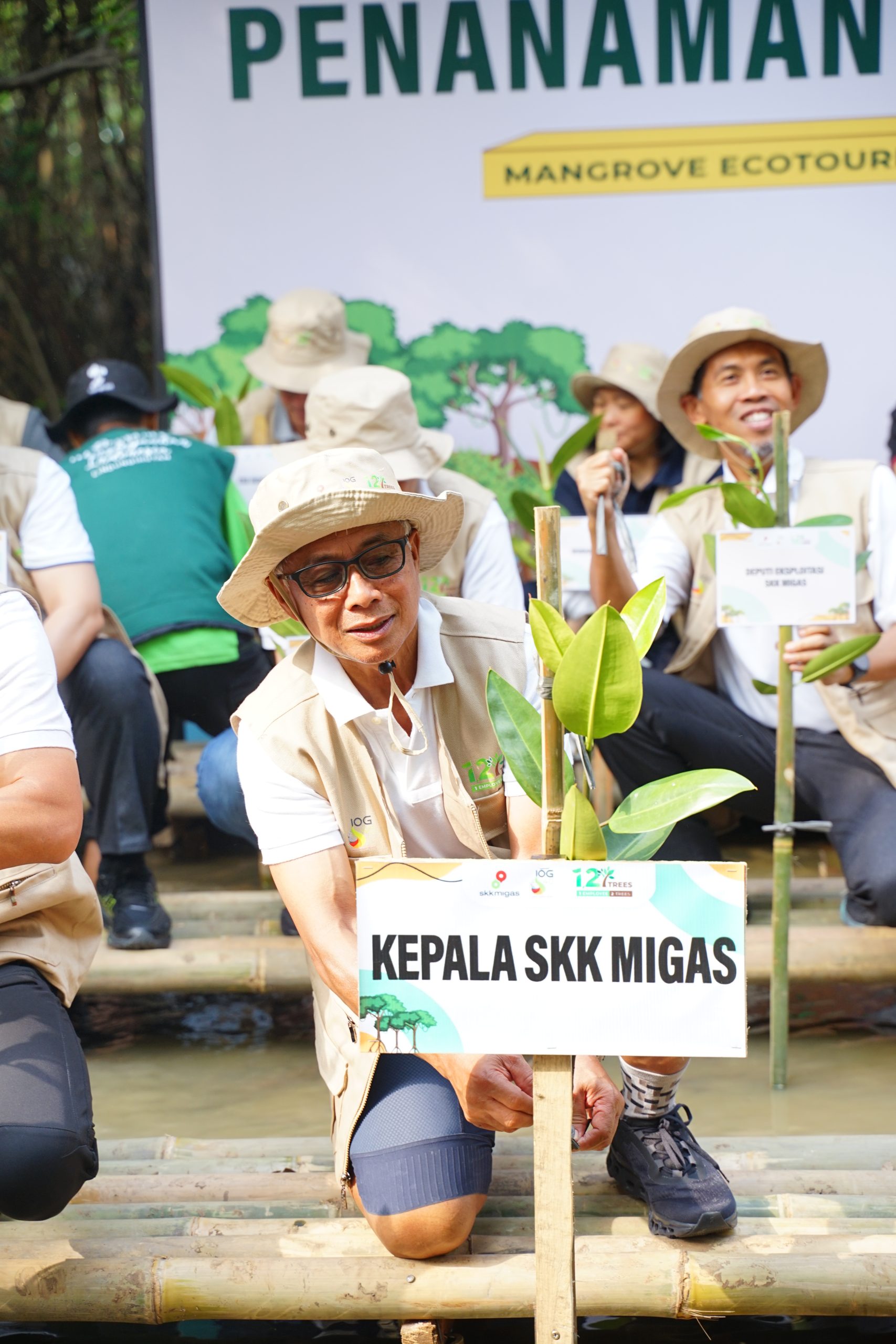 Prosesi Penanaman Mangrove oleh Ketua SKK Migas, Bapak Dwi Soetjipto.