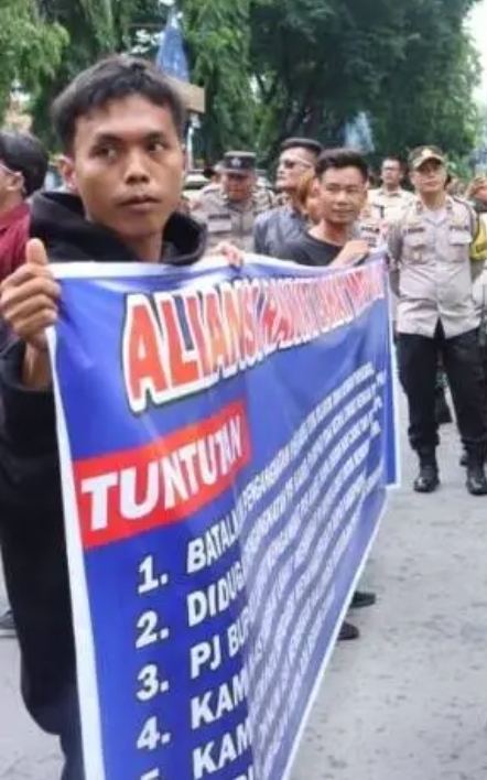 Foto Istimewa: Aliansi Rakyat Lahat Menggugat lakukan unjukrasa di kantor Pemkab Lahat, Rabu (17/01/2024)
