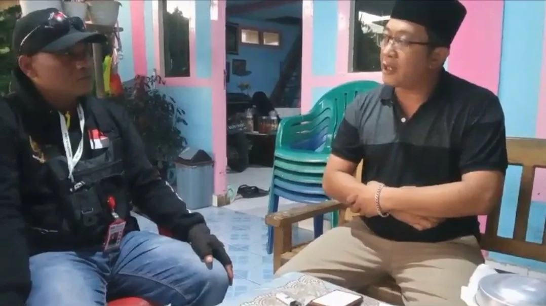 Yudi Hasni Ketua Forum Kades dan Wakil 1 Apdesi Sumatera Selatan Kecamatan Sukamerindu (Kanan) saat diwawancarai awak media, Sabtu,(20/01/2024)