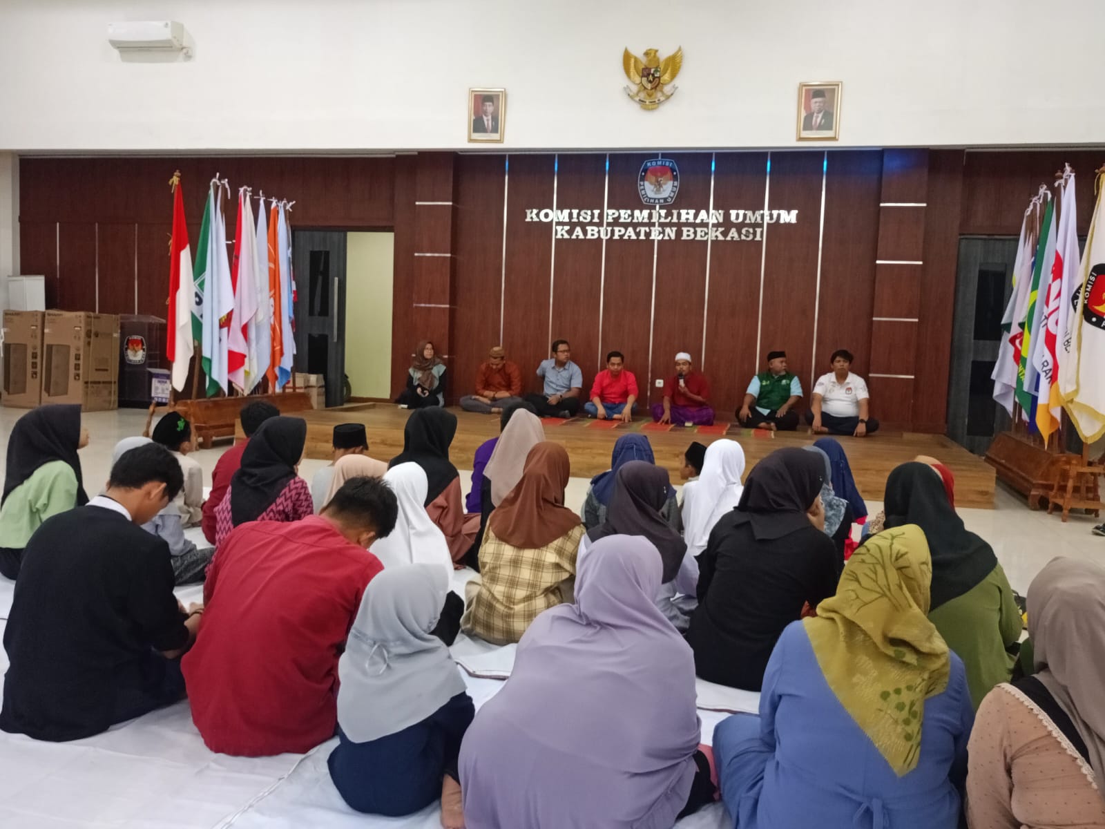 KPUD bersama anak yatim piatu dan lansia