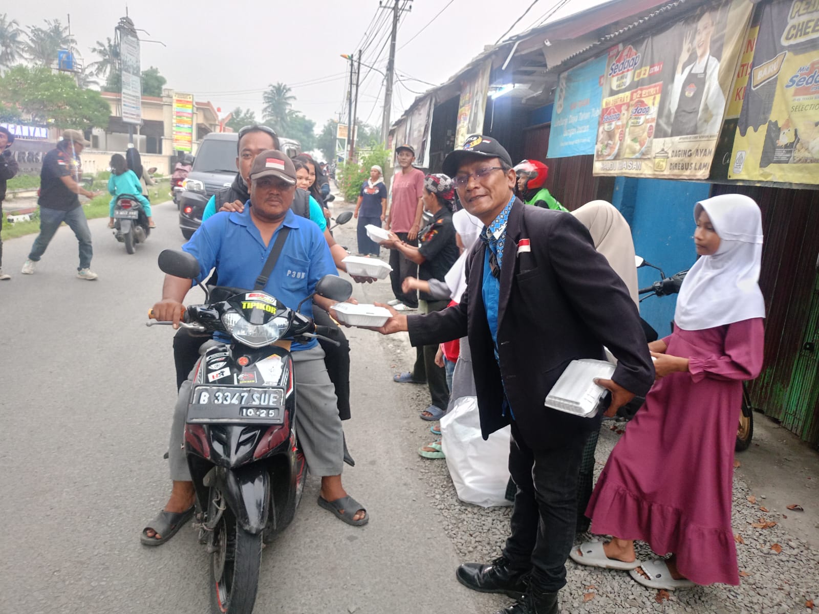 PAC BPPKB Banten Bagikan Nasi kotak Di Jalan 