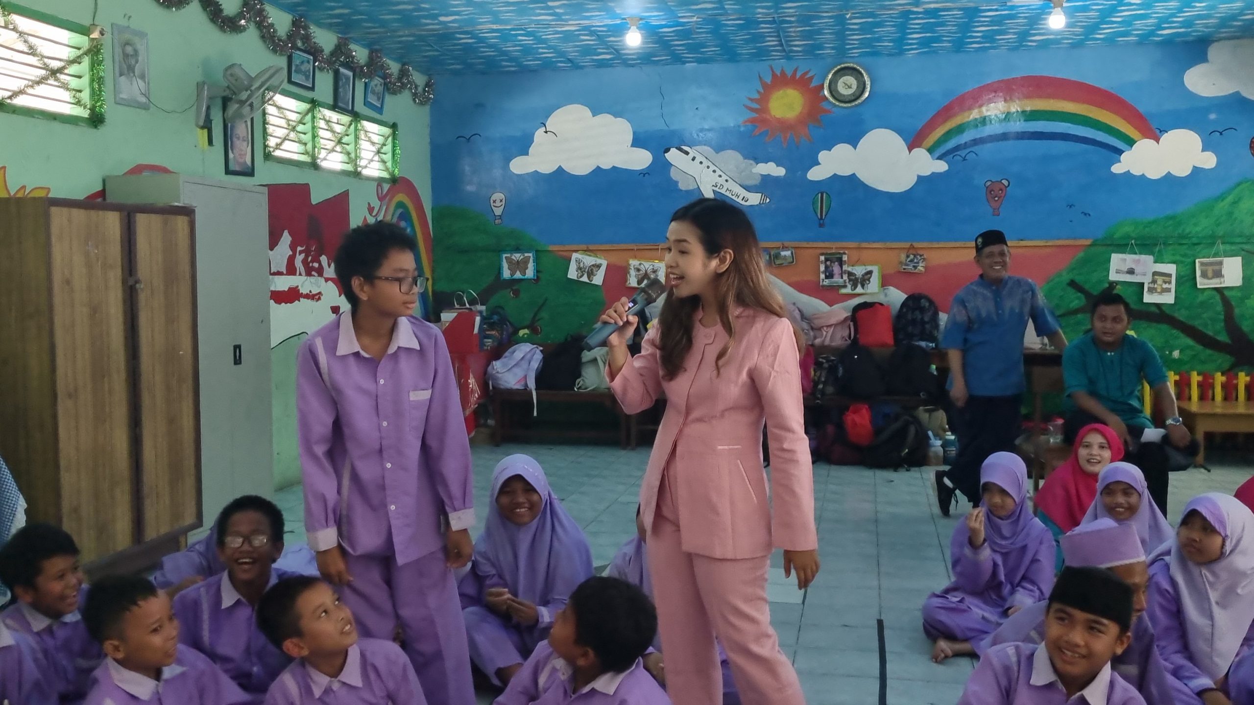 Priska mengajak para siswa untuk aktif menjawab dan berpartisipasi di acara workshop. Sumber gambar: Dok. pribadi.