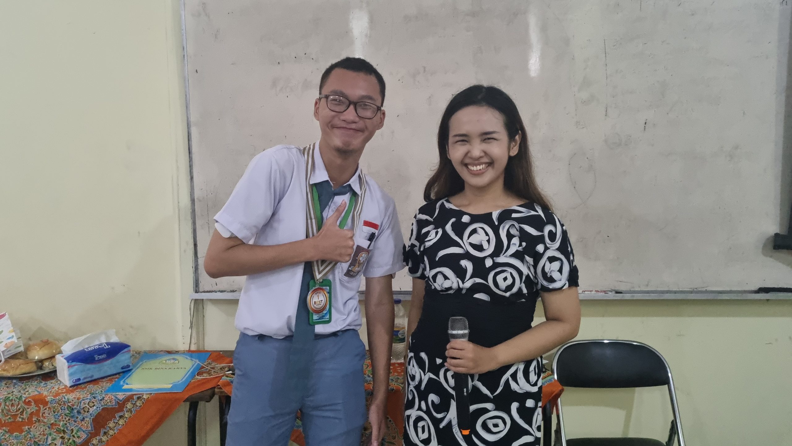 Priska Sahanaya bersama siswa dengan poin tertinggi dan mendapatkan medali di acara workshop. Sumber gambar: Dok. Pribadi