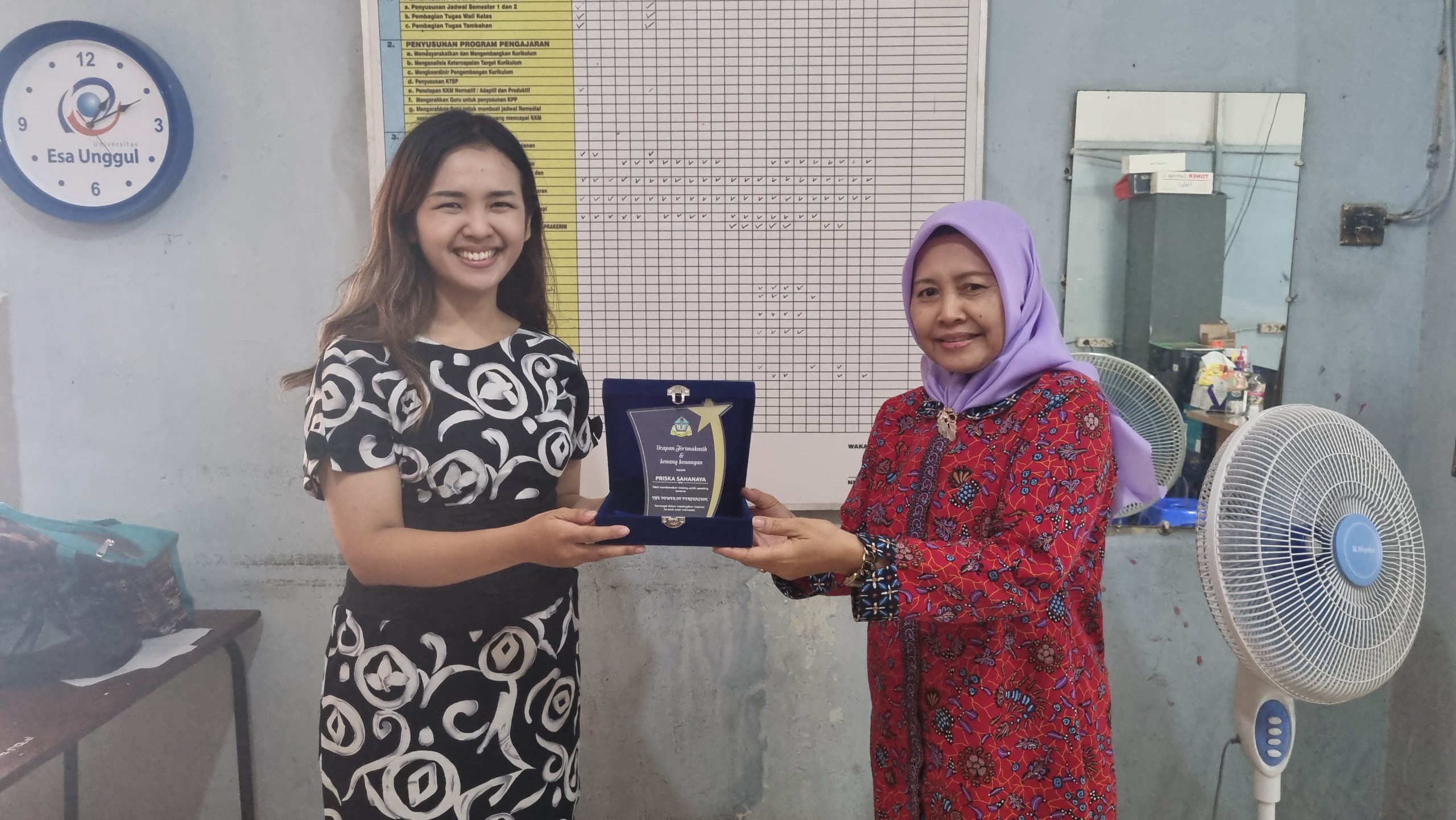 Penyerahan plakat dari Ibu Simpatinggi kepada Priska Sahanaya yang telah mengisi acara workshop public speaking. Sumber gambar: Dok. pribadi.