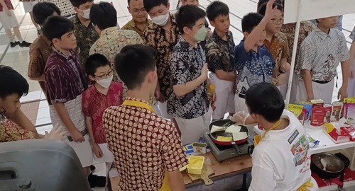 Potret partisipasi aktif siswa dalam sesi memasak dan makan bersama Pronas (Sumber: Dokumentasi Pribadi)