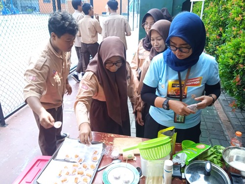 Potret partisipasi aktif siswa dalam sesi memasak dan makan bersama Pronas (Sumber: Dokumentasi Pribadi)