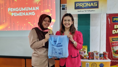 Potret Coach Priska Sahanaya bersama siswa pemenang kompetisi public speaking (Sumber: Dokumentasi pribadi)