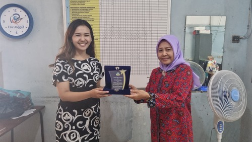 Penyerahan plakat dari Ibu Simpatinggi kepada Coach Priska Sahanaya yang telah mengisi acara workshop public speaking. Sumber gambar: Dok. pribadi.