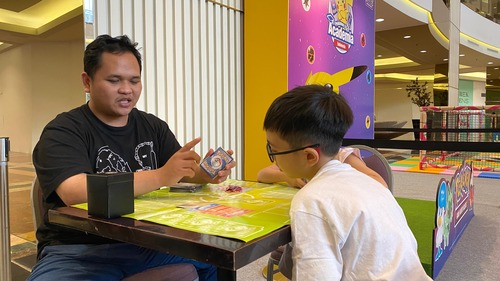 Peserta Learn and Play Pokémon TCG Bersama Tutor di Pokémon TCG Academia Mal Taman Anggrek