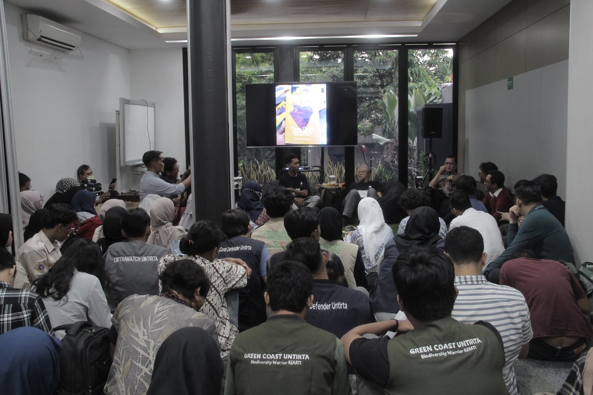 Sejumlah mahasiswa dan perwakilan komunitas lingkungan sedang menghadiri peringatan ulang tahun ke-10 Biodiversity Warriors KEHATI di Kantor Yayasan KEHATI Jakarta (27/6). Perayaan dilakukan dalam bentuk Bedah Buku Narasi Ekologi: Kiamat Serangga dan Masa Depan Bumi.