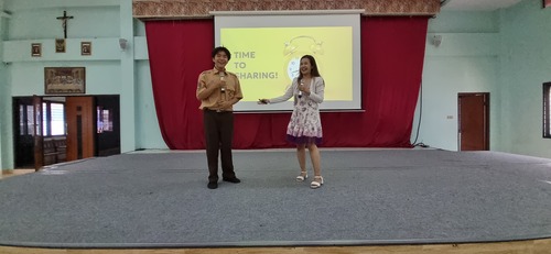 Coach Priska Sahanaya mengajak salah satu siswa untuk menunjukkan kemampuan public speaking-nya melalui kegiatan sharing di depan kelas. Sumber gambar: Dok Pribadi.