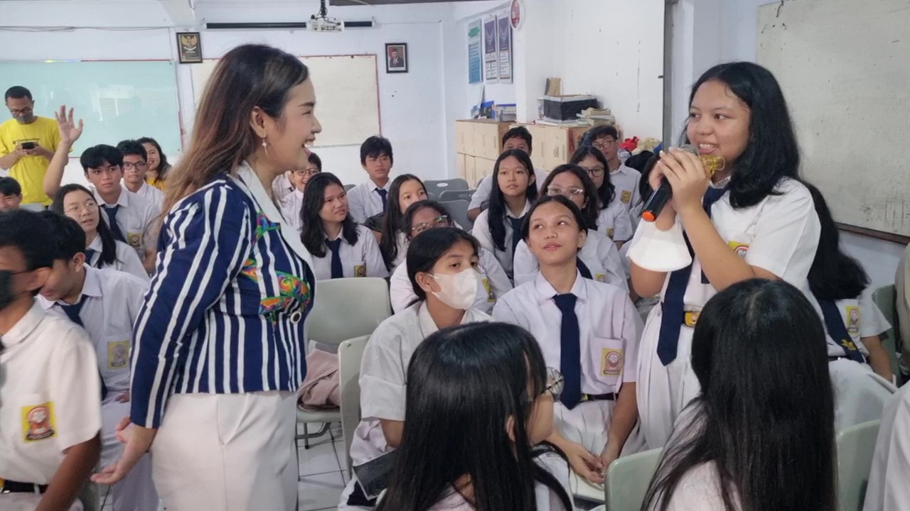 Potret Coach Priska Sahanaya bersama para siswa (Sumber: Dokumentasi pribadi)