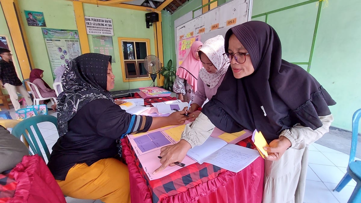 Perempuan nelayan rajungan yang sudah dilatih oleh CTC memimpin pelatihan di Desa Gegunung Wetan, Rembang Jawa Tengah Foto: Silvia Timotius/CTC