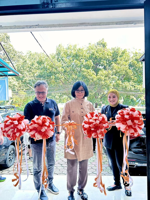 dr. Nataliani Mawardi, Dipl.CIBTAC - Founder NMW Group, Yoyo Suryaki Hendrarsin - CEO NMW Group dan dr. Soraya Intan, Dokter Penanggung Jawab NMW Bogor Melakukan prosesi pemotongan pita saat Grand Opening NMW Bogor