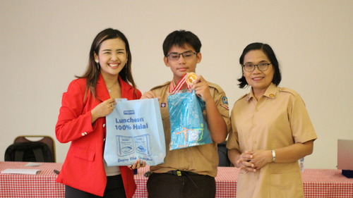 Coach Priska Sahanaya bersama Ibu Maria Sugiyanti dan siswa yang memenangkan medali dalam acara workshop. Sumber gambar: Dok. Pribadi.