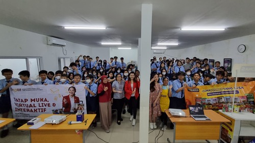 Foto kebersamaan Coach Priska Sahanaya dan guru-guru beserta siswa-siswi SMP Kristen Karunia. Sumber gambar: Dok. Pribadi.