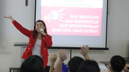 Potret Coach Priska Sahanaya ketika menyampaikan materi public speaking yang menginspirasi siswa-siswi SMP Kristen Karunia. Sumber gambar: Dok. Pribadi.