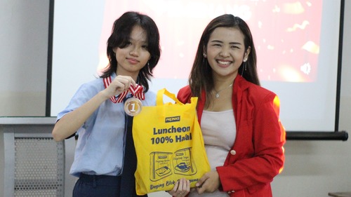 Coach Priska Sahanaya bersama pemenang dari SMP Kristen Karunia. Sumber gambar: Dok. Pribadi.