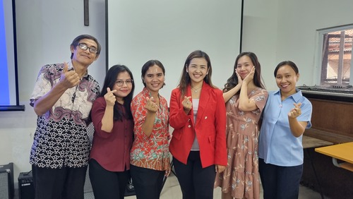 Coach Priska Sahanaya bersama guru-guru SMP Kristen Karunia. Sumber gambar: Dok. Pribadi.