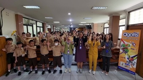 Foto kebersamaan Coach Priska Sahanaya dan guru beserta siswwa-siswi SD Kalam Kudus 2. Sumber gambar: Dok. Pribadi.