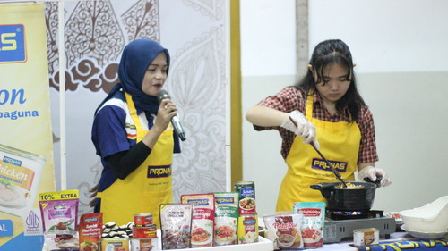 Acara workshop juga dimeriahkan oleh kegiatan cooking tour yang disponsori oleh Pronas. Sumber gambar: Dok. Pribadi.