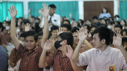 Sesi power whoosh, yaitu siswa-siswi memberikan dukungan kepada siswa-siswi yang berani maju ke depan kelas. Sumber gambar: Dok. Pribadi.