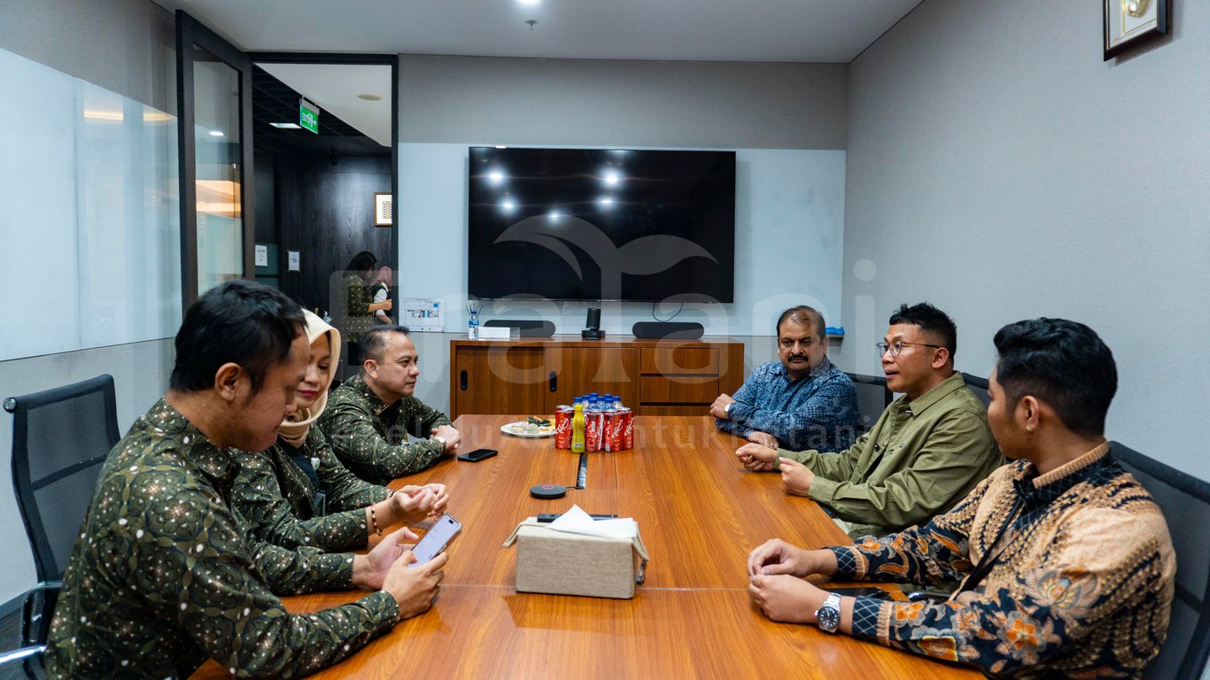 Photo caption: Seremoni penandatanganan kerja sama antara Eratani, UPL, dan BPJS Ketenagakerjaan.