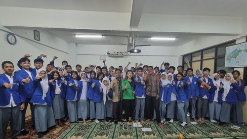 Foto kebersamaan Coach Priska Sahanaya dan guru-guru beserta siswa-siswi SMK 1 Barunawati. Sumber gambar: Dok. Pribadi.