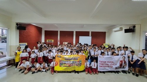 Potret Coach Priska Sahanaya bersama para siswa SD dan SMP Sint. Joseph (Sumber: Dokumentasi pribadi)