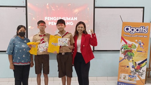 Foto Coach Priska Sahanaya bersama guru dan siswa yang memenangkan poin terbanyak selama workshop. Sumber : Dok. Pribadi.