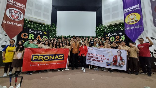 Foto Kebersamaan Coach Priska Sahanaya dan guru-guru beserta siswa-siswi SMP Makarios. Sumber gambar: Dok. Pribadi.