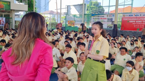 Sesi tanya jawab dengan salah satu siswi SMP Katolik Sang Timur. Sumber gambar: Dok. Pribadi.