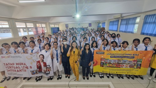 Foto kebersamaan Coach Priska Sahanaya dan guru beserta siswa-siswi SMA Tarakanita 1. Sumber gambar: Dok. Pribadi.