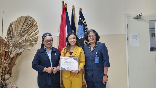 Penyerahan Piagam dari Guru SMA Tarakanita 1 kepada Coach Priska Sahanaya yang telah mengisi acara workshop public speaking. Sumber gambar: Dok. Pribadi.