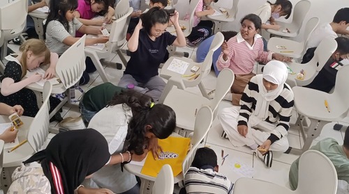 Potret siswa siswi Golden Tree School Mewarnai dengan Menggunakan Produk Agatis (Sumber:dokumentasi pribadi)