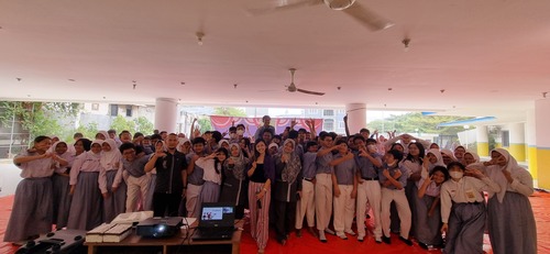 Foto kebersamaan Coach Priska Sahanaya dan guru-guru beserta siswa-siswi SMK Bank Dagang Negara. Sumber gambar: Dok. Pribadi.