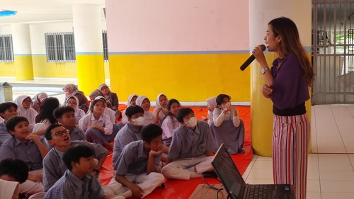 Potret Coach Priska Sahanaya ketika menjelaskan materi public speaking. Sumber gambar: Dok. Pribadi.