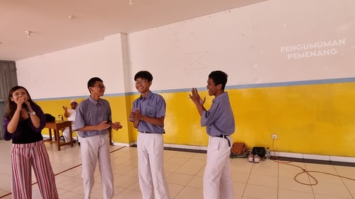 Pengumuman pemenang bagi siswa dengan poin tertinggi selama sesi workshop berlangsung. Sumber gambar: Dok. Pribadi.