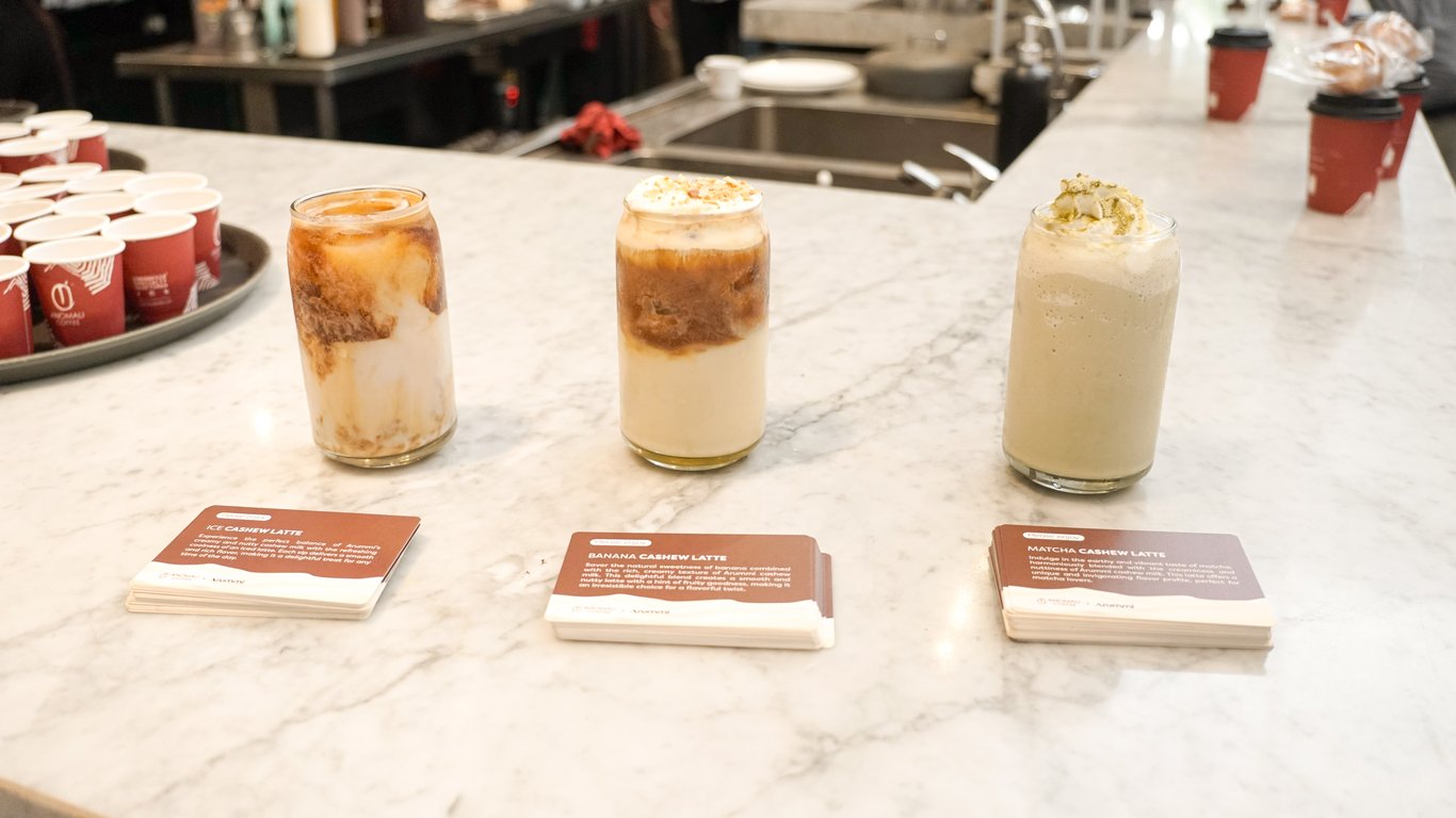 Kiri-kanan: Iced Cashew Latte, Banana Cashew Latte, Matcha Cashew Latte