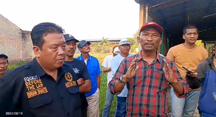 Kemeja Hitam Brian Shakti Ketum LSM Ganas, Kemeja Kotak Kotak Tokoh Masyarakat Kang Edo